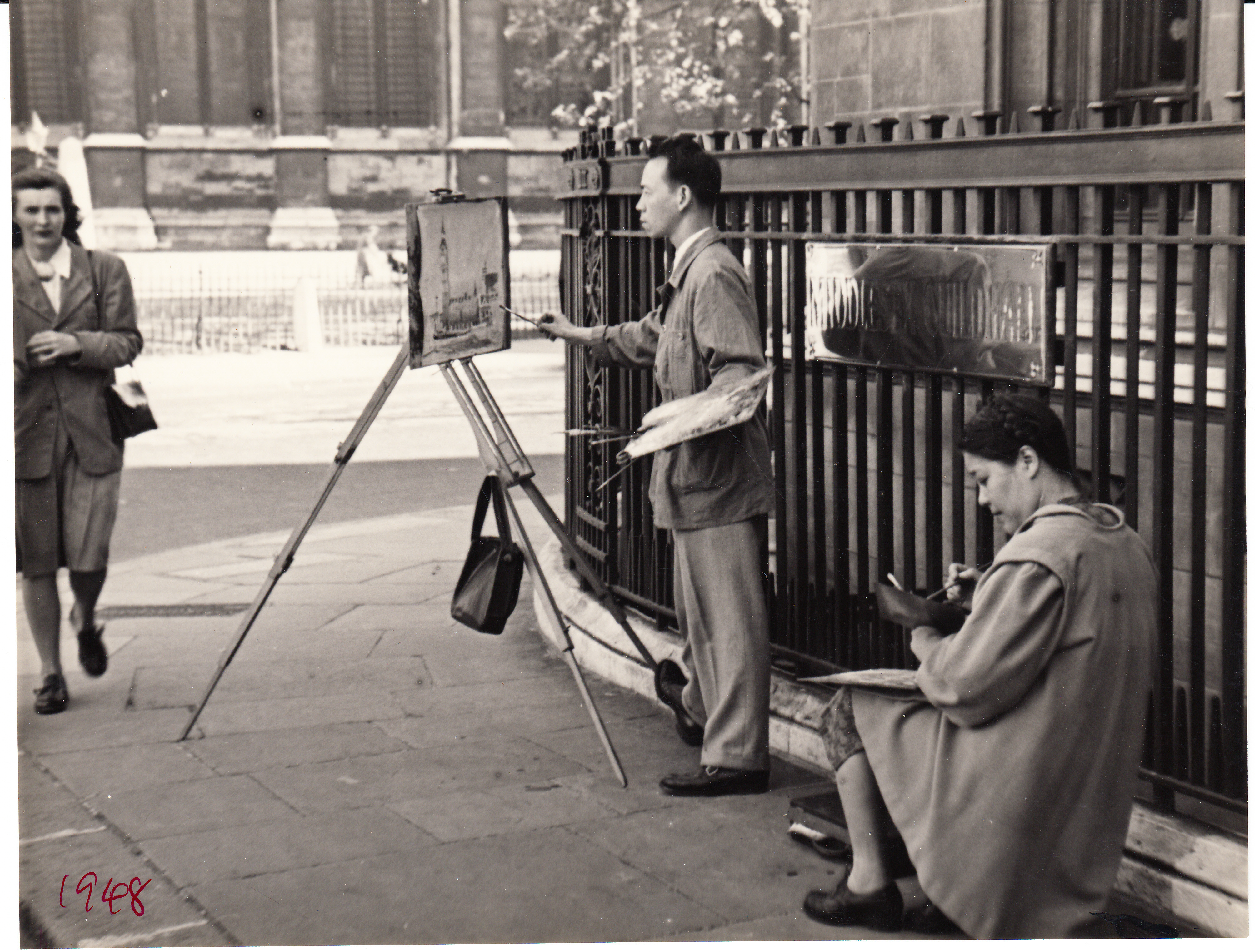 Chang Chien-ying and Fei Cheng-wu painting outdoors in London, 1948